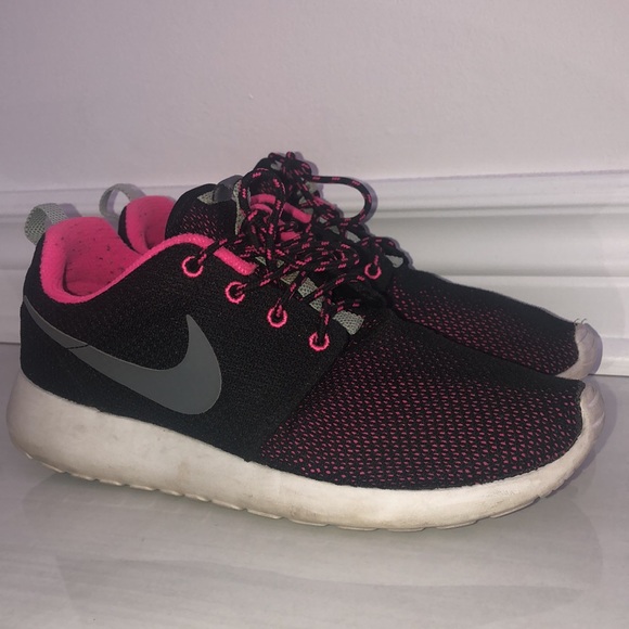 Woman’s Nike Roshe One - Picture 2 of 5